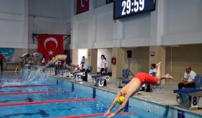 Yüzücüler kıyasıya yarıştı