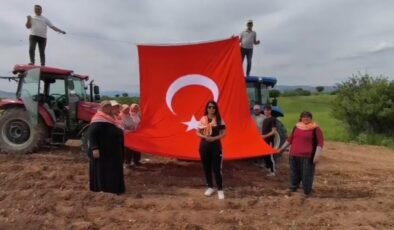 19 Mayıs’ı kekik ektikleri tarlada kutladılar