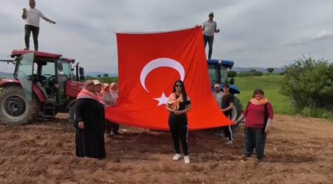 19 Mayıs’ı kekik ektikleri tarlada kutladılar