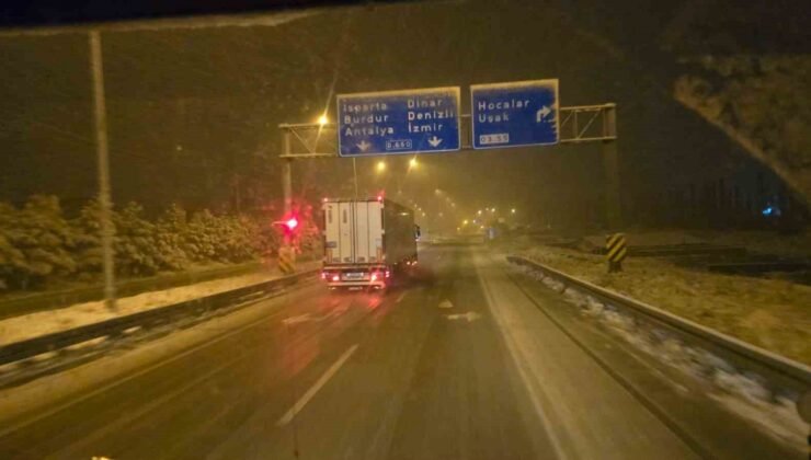 Afyonkarahisar’da karla mücadele sürüyor