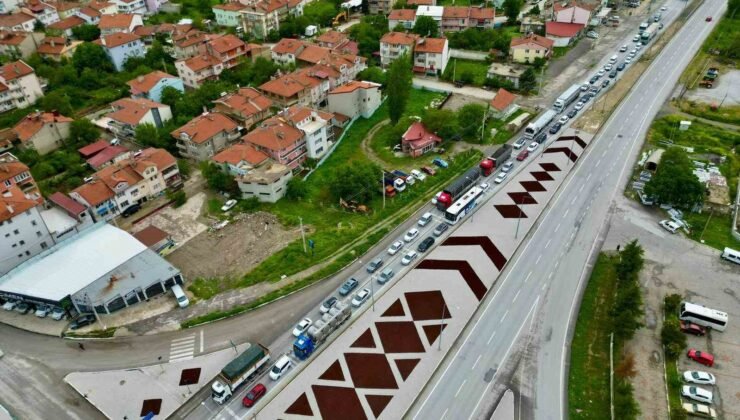 Afyonkarahisar’daki karayollarında bayram trafiği yoğunluğu başladı
