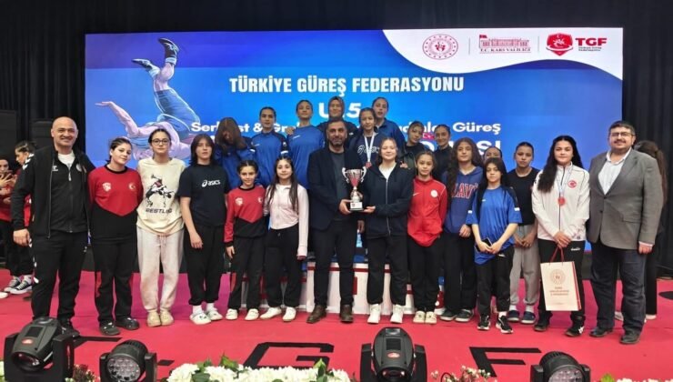 Afyonkarahisar’lı sporcular Kars’taki güreş şampiyonasından madalyalarla döndü
