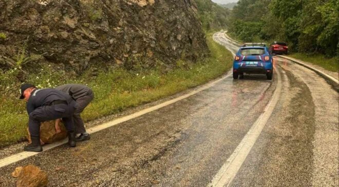 Aşırı yağış sonrası kayalar yola düştü