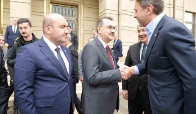 Bakan Bayraktar Eskişehir Valiliğini ziyaret etti