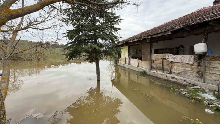 Barajın taşan suyu mahalle girişini kapattı, vatandaşın evine doldu