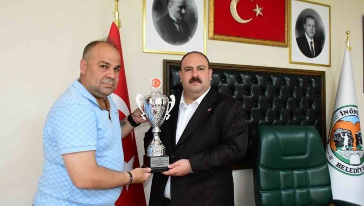 Başkan Hamamcı’ya şampiyonluk kupası ile takım oyuncularının imzaladığı formayı takdim etti