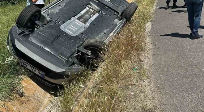 Bayram tatili dönüşünde kaza yapan 2 araç refüje düştü