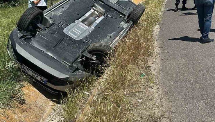 Bayram tatili dönüşünde kaza yapan 2 araç refüje düştü