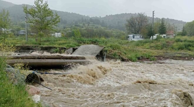 Bekdemir Köprüsü sele dayanamadı, YHT viyadük ayağı tehlike altında
