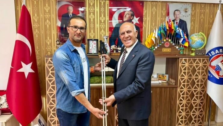 Belediye Başkanı Demirtaş, başarılı sporcu zabıta memurunu tebrik etti