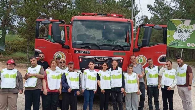 Bilecik’te gençler ormanda çöp toplayarak doğaya nefes oldu