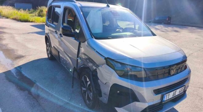 Bilecik’te iki otomobil çarpıştı: 4 yaralı