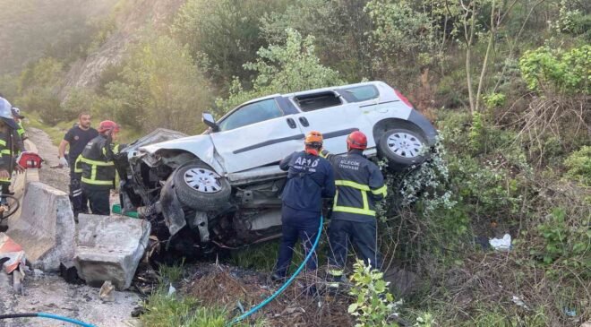 Bilecik’te kamyonet şarampole uçtu, araçta sıkışan sürücü kurtarıldı