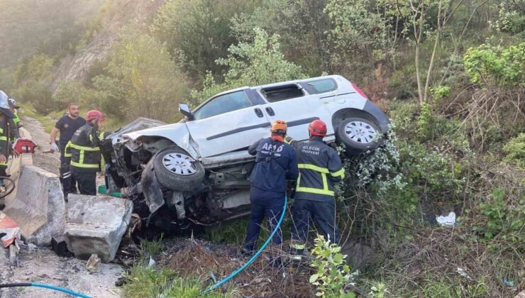 Bilecik’te kamyonet şarampole uçtu, araçta sıkışan sürücü kurtarıldı