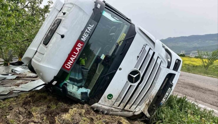 Bilecik’te kontrolden çıkan tır devrildi