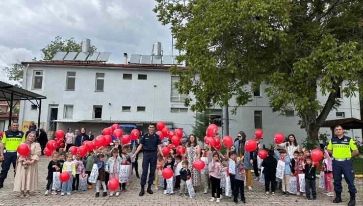 Bilecik’te köpek timlerinden öğrencilere gösteri
