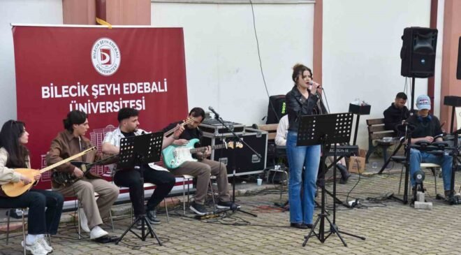 Bilecik’te öğrenciler kampüs konseriyle unutulmaz anlar yaşadı