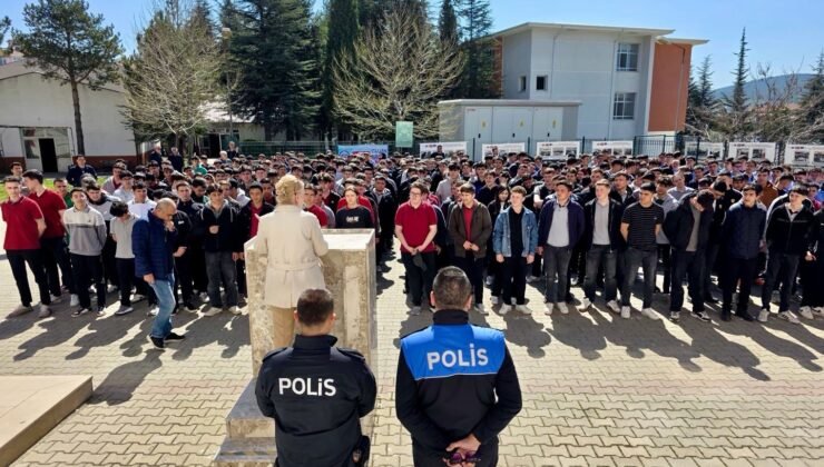 Bilecik’te öğrencilere bilinçli sosyal medya ve güvenlik eğitimi