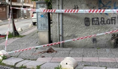 Binadan düşen kiremitler için emniyet şeridi çekildi