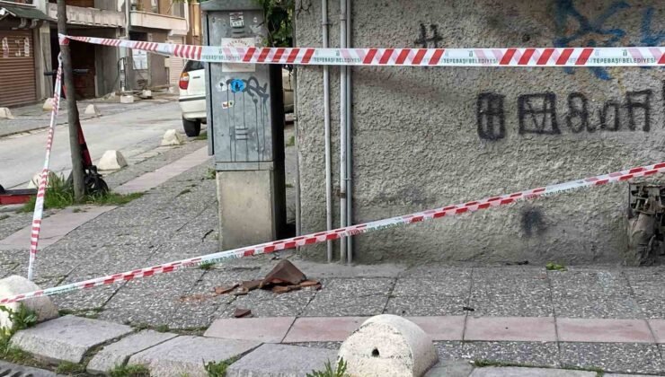 Binadan düşen kiremitler için emniyet şeridi çekildi