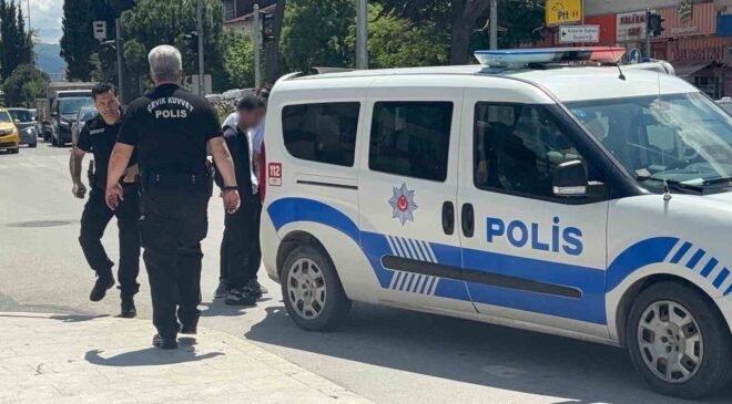 Boşanma aşamasında karısını bıçaklayacaktı, polis tam zamanında müdahale etti