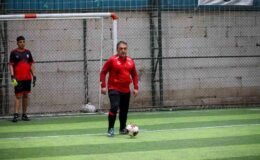 Böyle maç görülmedi, vali çocuklarla birlikte futbol oynadı