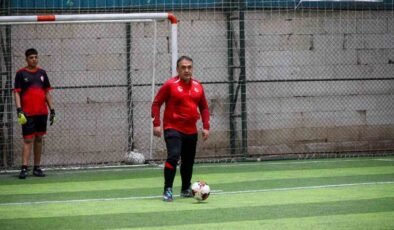 Böyle maç görülmedi, vali çocuklarla birlikte futbol oynadı