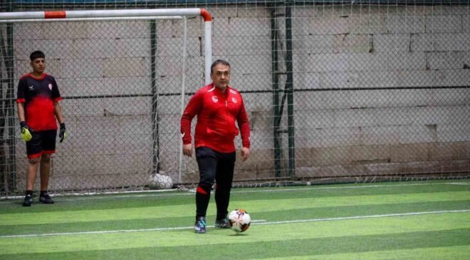 Böyle maç görülmedi, vali çocuklarla birlikte futbol oynadı