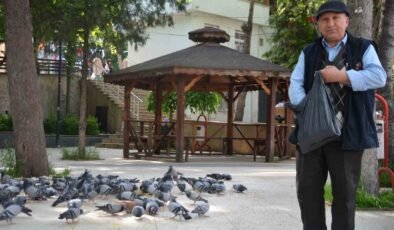 Bu bayramda eşini dostunu bıraktı, beslediği kuşlara koştu