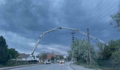 Bulvarın üzerinden betonu böyle aktardılar