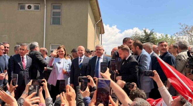 CHP’den AK Parti’ye geçen Başkan Köksal vatandaşlara seslendi: “Afyonkarahisarımızı yeniden inşa etmek için memleketime Adalet ve Kalkınma Partisi’nde hizmet etmeye devam edeceğim”