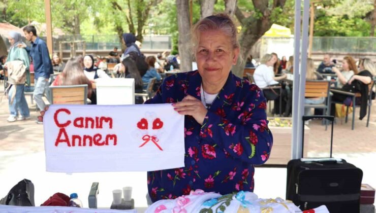 Çocuklarına çeyiz yaparak başladığı el işi gelir kapısı oldu