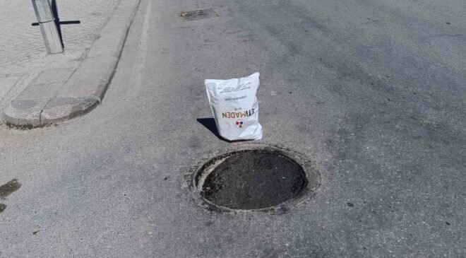 Çöken rögar kapağını gören vatandaş poşetle önlem aldı