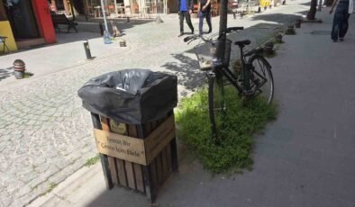 Çöp kutusunun hemen yanındaki bisikletin sepeti atıklarla doldu