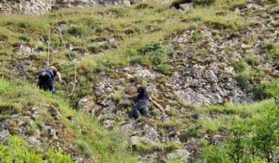 Dağdaki oyukta mahsur kalan 2 genç, 3 saatlik çalışmayla kurtarıldı