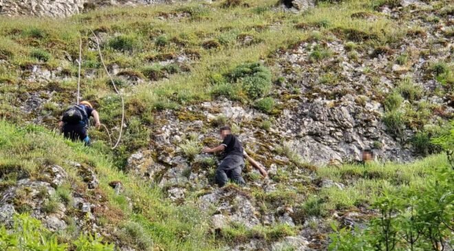 Dağdaki oyukta mahsur kalan 2 genç, 3 saatlik çalışmayla kurtarıldı