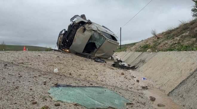 Devrilen otomobilde biri bebek 3 kişi yaralandı