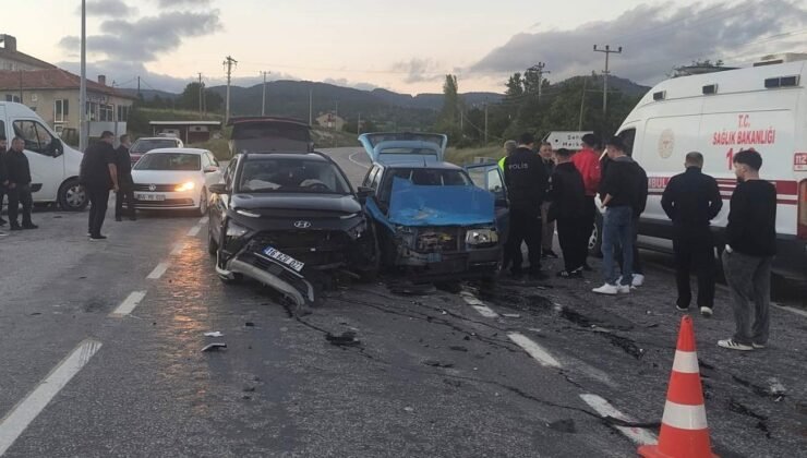 Domaniç’te iki otomobil çarpıştı: 3 yaralı