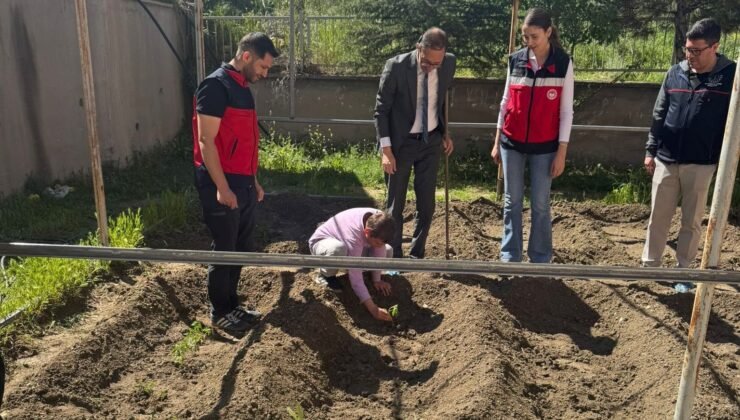 Emet’te minik eller toprakla buluştu