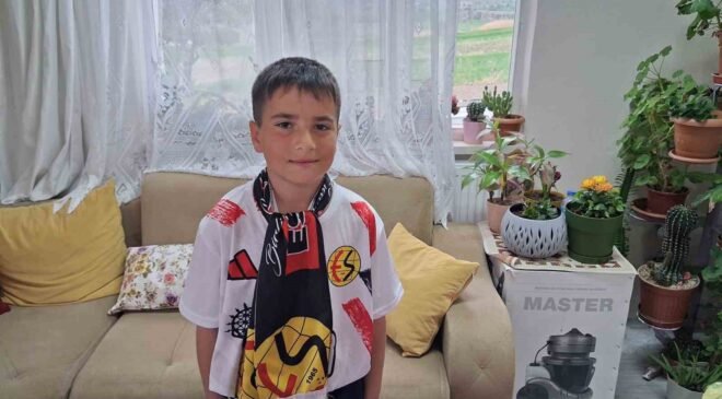 Eskişehirspor-Ayvalıcgücü maçına bilet bulamayan fanatik Eren çok üzgün
