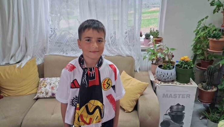 Eskişehirspor-Ayvalıcgücü maçına bilet bulamayan fanatik Eren çok üzgün