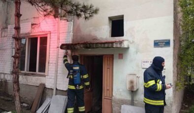 Evde çıkan yangında dumandan etkilenen 98 yaşındaki kadın hayatını kaybetti