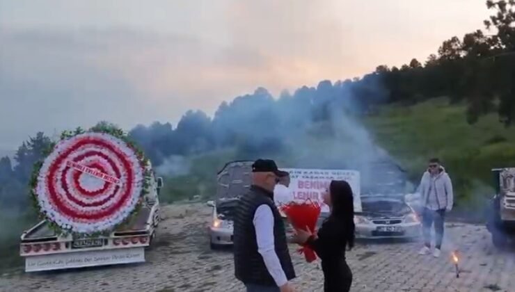 Evlilik teklifi için hazırlattığı dev çiçeği kurtarıcı ile taşıdı
