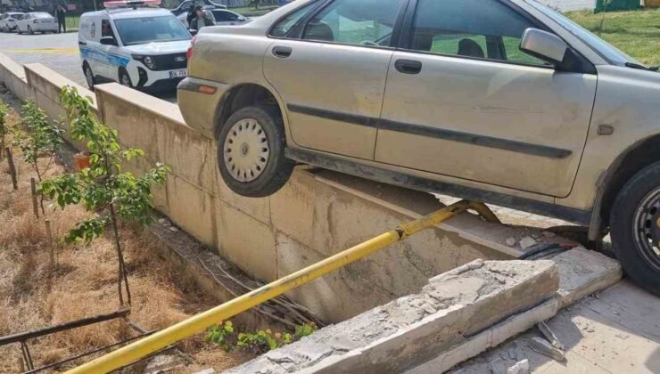 Freni boşalan araç doğal gaz borusunda askıda kaldı