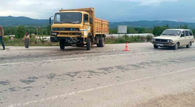 Gediz’de otomobil ile kamyon çarpıştı: 3 yaralı