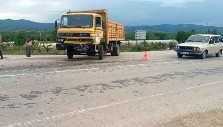 Gediz’de otomobil ile kamyon çarpıştı: 3 yaralı