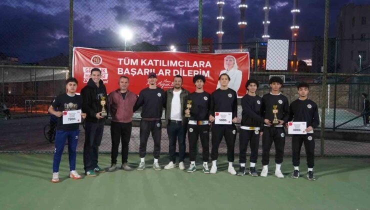 Gençlik turnuvalarında dereceye girenler ödüllerini aldı