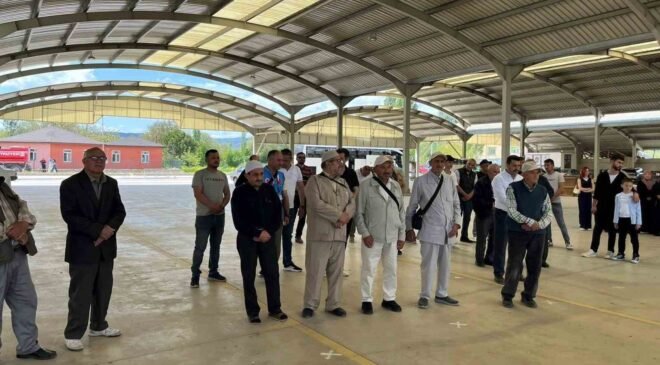 Hisarcık’lı hacı adayları kutsal topraklara dualarla uğurlandı