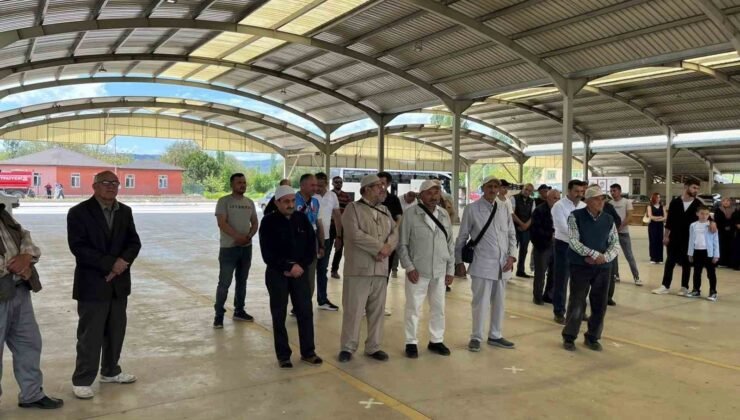 Hisarcık’lı hacı adayları kutsal topraklara dualarla uğurlandı