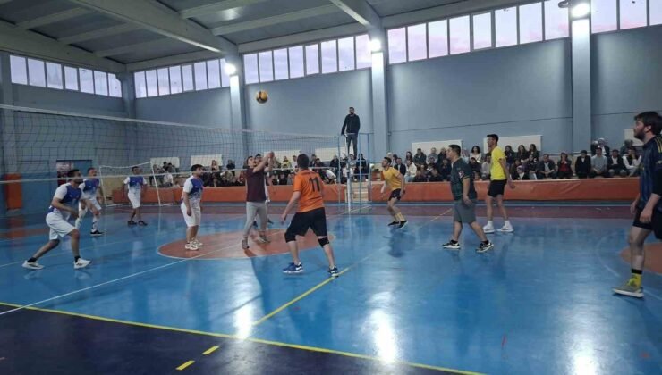 Hisarcık’ta kurumlararası voleybol turnuvasında Devlet Hastanesi şampiyon oldu